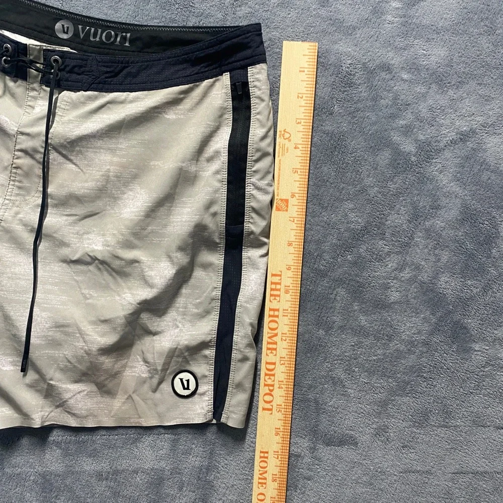 Vuori Cruise Boardshorts Mens 34 Grey White Print Performance Swim Trunks V311
